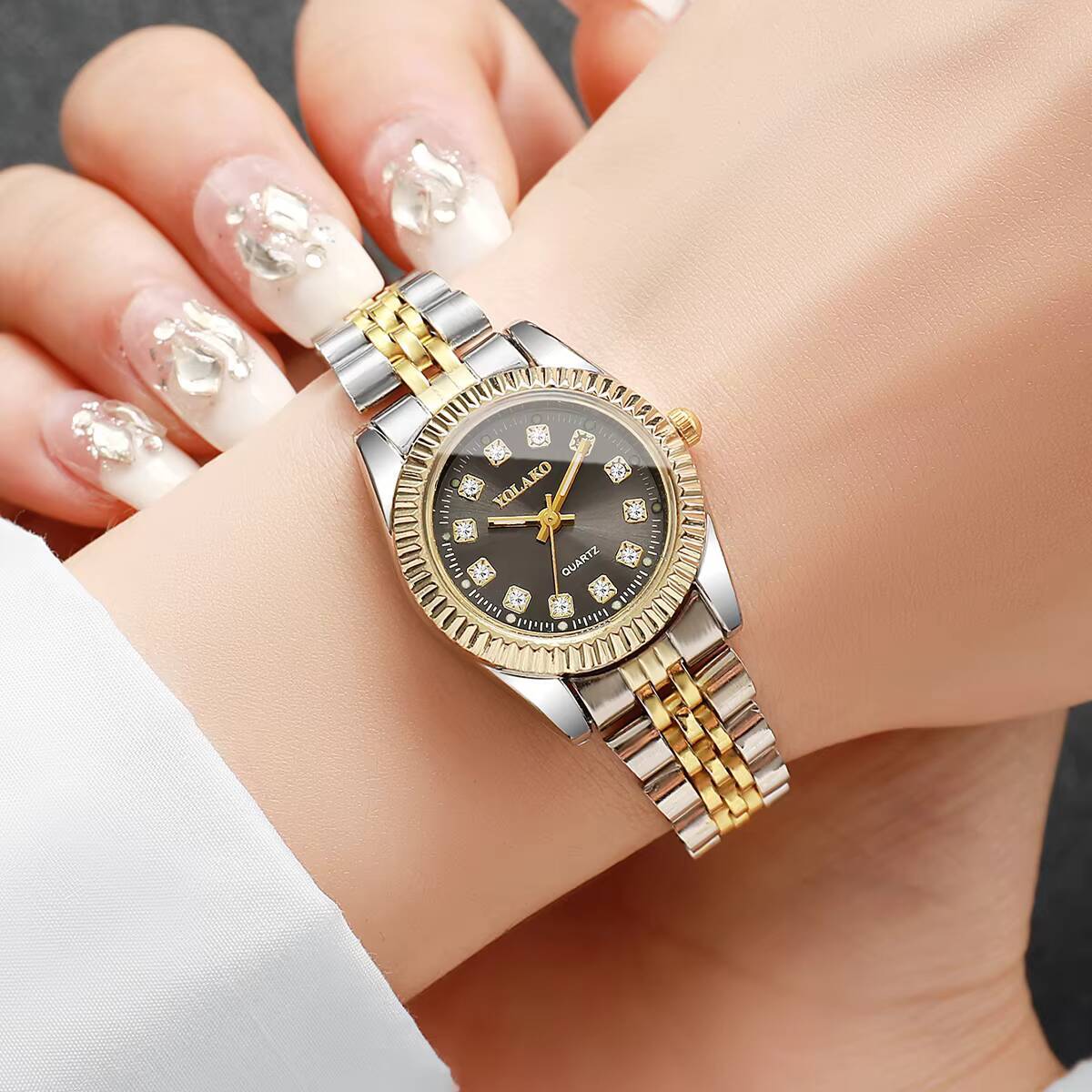 Модные женские кварцевые часы  – обзор и цена Luxury Watch Holder